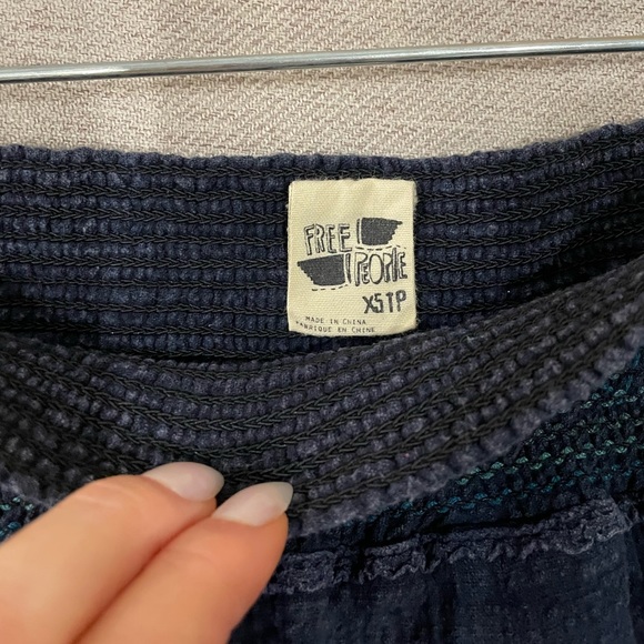 FREE PEOPLE Navy Linen Pull on shorts - Picture 2 of 4